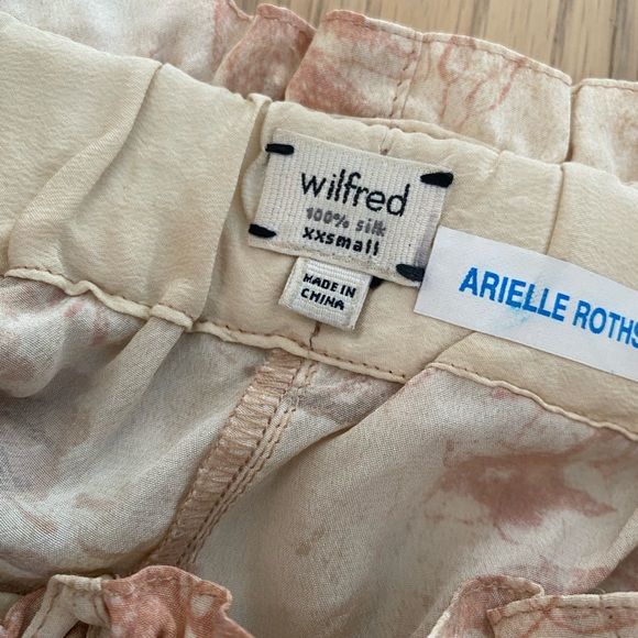 Like new Aritzia 100% silk shorts with pockets - Picture 5 of 6